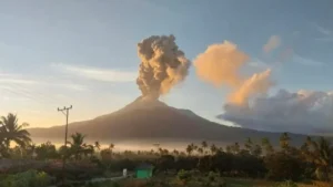 Penampakan Gunung Lewotobi Laki-laki yang Meletus