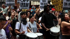Ribuan orang melakukan demo terhadap penyerangan Donald Trump ke Iran di Los Angeles