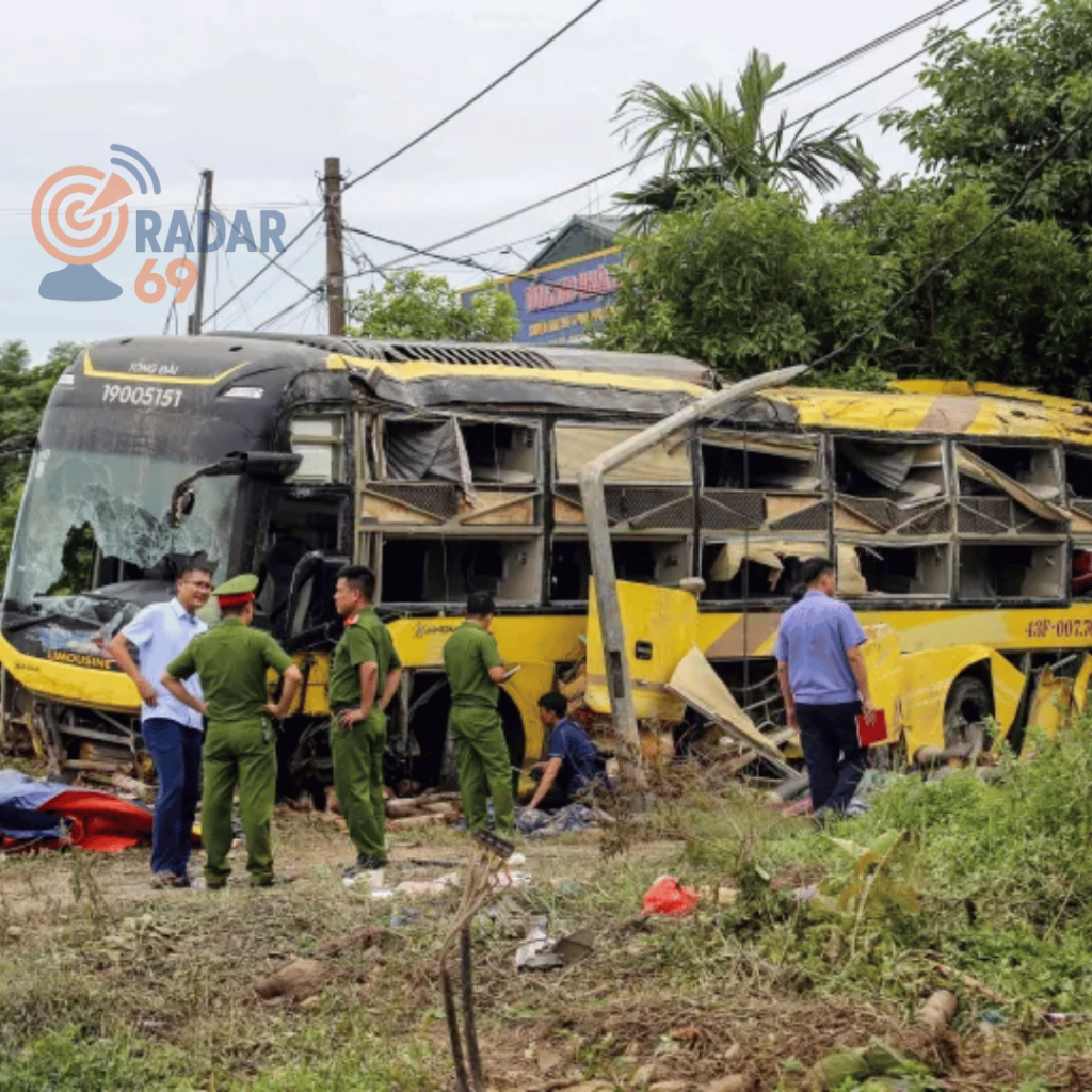 Sebuah bus sleeper yang melaju dari Hanoi menuju Da Nang terguling di Provinsi Ha Tinh pada Jumat dini hari, (25/7)