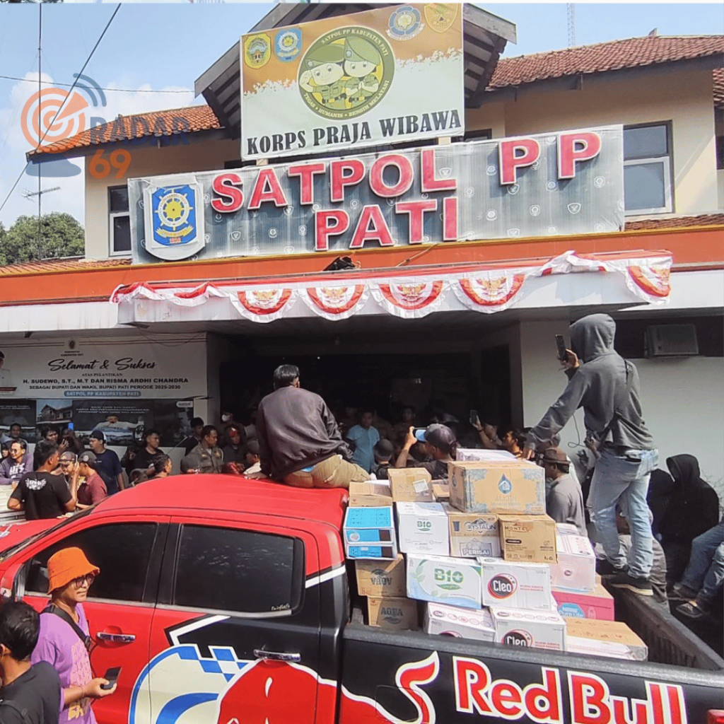 Demo di Pati (13/8) digelar Aliansi Masyarakat Pati Bersatu karena Satpol PP menyita donasi aksi tolak kenaikan PBB-P2 hingga 250 persen.