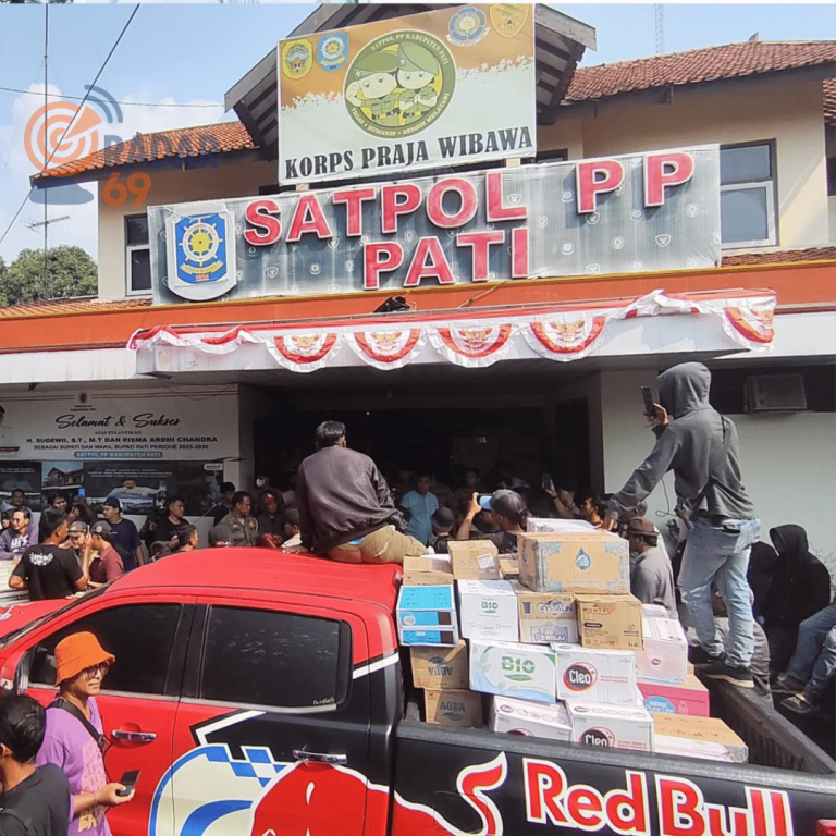 Demo di Pati (13/8) digelar Aliansi Masyarakat Pati Bersatu karena Satpol PP menyita donasi aksi tolak kenaikan PBB-P2 hingga 250 persen.