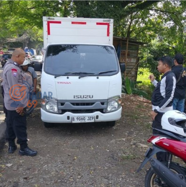 mobil boks ditinggal di depok